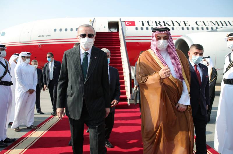Erdoğan discusses bilateral ties, regional issues with Qatar, Kuwait emirs during single-day visit